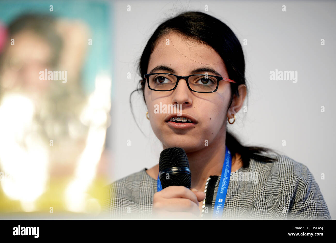 Frankfurt am Main, Deutschland. 20. Oktober 2016. Die junge syrische nationale Nujeen Mustafa auf der Frankfurter Buchmesse in Frankfurt Am Main, Deutschland, 20. Oktober 2016. Mustafa reisten rund 5.600 Kilometer in ihrem Versuch, den syrischen Bürgerkrieg entkommen und finden einen sicheren Hafen. Ihr Konto der Reise, "Nujeen - ein Mädchen unglaubliche Reise von Krieg-heftig gezerrissenes Syrien im Rollstuhl", von HarperCollins in Englisch und neun weiteren Sprachen veröffentlicht wurden. Bildnachweis: Dpa picture Alliance/Alamy Live News Stockfoto