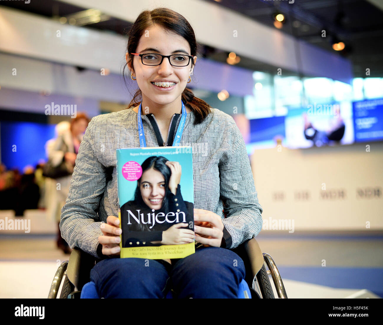 Frankfurt am Main, Deutschland. 20. Oktober 2016. Die junge syrische nationale Nujeen Mustafa mit einer Kopie ihres Buches "Nujeen - ein Mädchen unglaubliche Reise von Krieg-heftig gezerrissenes Syrien im Rollstuhl" auf der Frankfurter Buchmesse in Frankfurt Am Main, Deutschland, 20. Oktober 2016. Mustafa reisten rund 5.600 Kilometer in ihrem Versuch, den syrischen Bürgerkrieg entkommen und finden einen sicheren Hafen. Ihr Bericht über die Reise wurde von HarperCollins in Englisch und neun anderen Sprachen veröffentlicht. Bildnachweis: Dpa picture Alliance/Alamy Live News Stockfoto