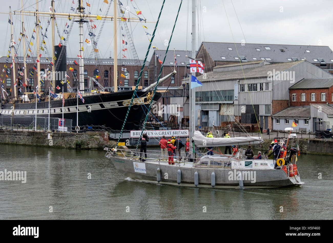 Bristol, UK. 20. Oktober 2016. Das Boot Northabout kehrt nach Bristol nach einer Reise an den Nordpol gegen den Uhrzeigersinn zu umrunden. Das Ziel war es, die Aufmerksamkeit Welten zum Klimawandel durch den Nachweis, wie weit die Eiskappe entschwanden hat. Die Expedition wurde vom britischen Entdecker David Hempleman-Adams und dauerte 4 Monate.  Northabout fährt vorbei an die SS Great Britain. Bildnachweis: Herr Standfast/Alamy Live-Nachrichten Stockfoto