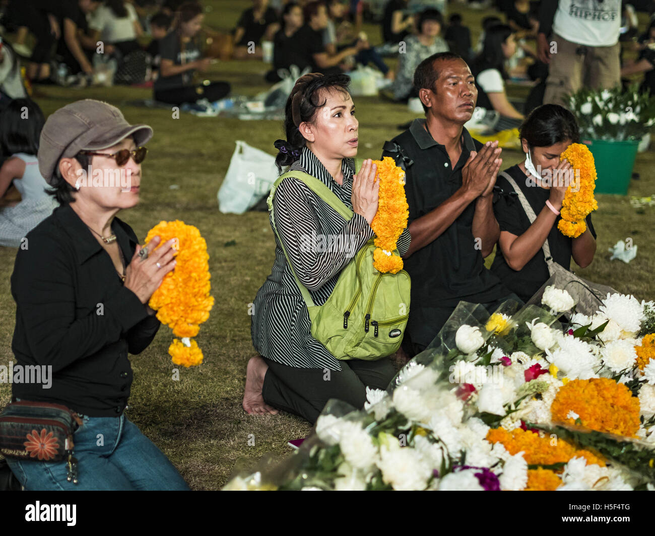 Bangkok, Thailand. 20. Oktober 2016. Menschen beten für die späten Bhumibol Adulyadej, der König von Thailand, am Sanam Luang. Sanam Luang, dem Royal Ceremonial Boden ist vollgepackt mit Menschen Trauer Tod des Monarchen. Der König starb 13. Oktober 2016. Er war 88. Sein Tod kam nach einer Zeit der nachlassende Gesundheit. Bhumibol Adulyadej wurde am 5. Dezember 1927 in Cambridge, Massachusetts, geboren.  Er wurde König am 9. Juni 1946 und diente als König von Thailand für 70 Jahre, 126 Tage. Bildnachweis: ZUMA Press, Inc./Alamy Live-Nachrichten Stockfoto