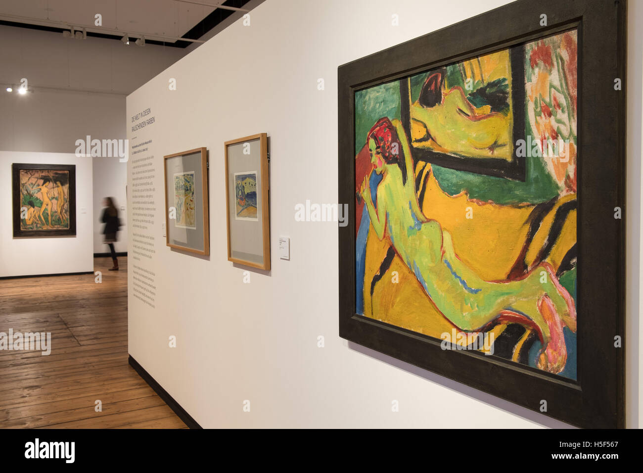 Oldenburg, Deutschland. 20. Oktober 2016. Besucher, die durch die neue Sonderausstellung "Die Welt in Diesen Rauschenden Farben" (lit.) "Die Welt in diesen glitzernden Farben") während einer Vorschau auf das Augusteum in Oldenburg, Deutschland, 20. Oktober 2016. Die Arbeit "Liegender Akt Vor Spiegel, 1909/10' von Kirchner zu sehen. Die Werke aus dem Brücke-Museum Berlin werden auf dem Display zwischen 22. Oktober 2016 und 22. Januar 2017. Foto: INGO WAGNER/Dpa/Alamy Live News Stockfoto