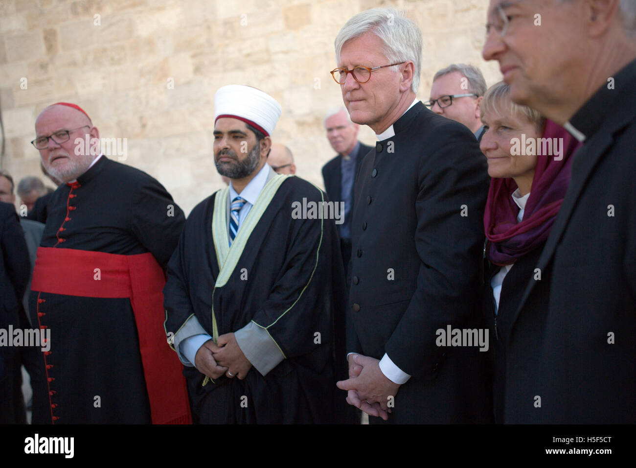 Jerusalem, Israel. 20. Oktober 2016. Kardinal Reinhard Marx (l), stand Bischof Heinrich Bedford-Strohm (4. R), Scheich Omar Awadallah Kiswani (c) und der Delegation der evangelischen Kirche in Deutschland und der Deutschen Bischofskonferenz besuchen Sie den Tempelberg in Jerusalem, Israel, 20. Oktober 2016. Foto: CORINNA KERN/Dpa/Alamy Live News Stockfoto