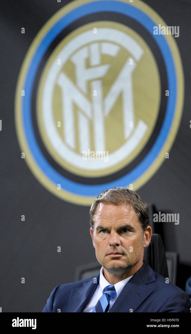 Mailand, Italien. 20. Oktober 2016. Giuseppe Meazza Stadion Mailand, Italien. 20. Oktober 2016. Frank de Boer blickt auf in der Uefa Europa League-Fußballspiel zwischen FC Internazionale und Southampton FC. Bildnachweis: Nicolò Campo/Alamy Live-Nachrichten Stockfoto