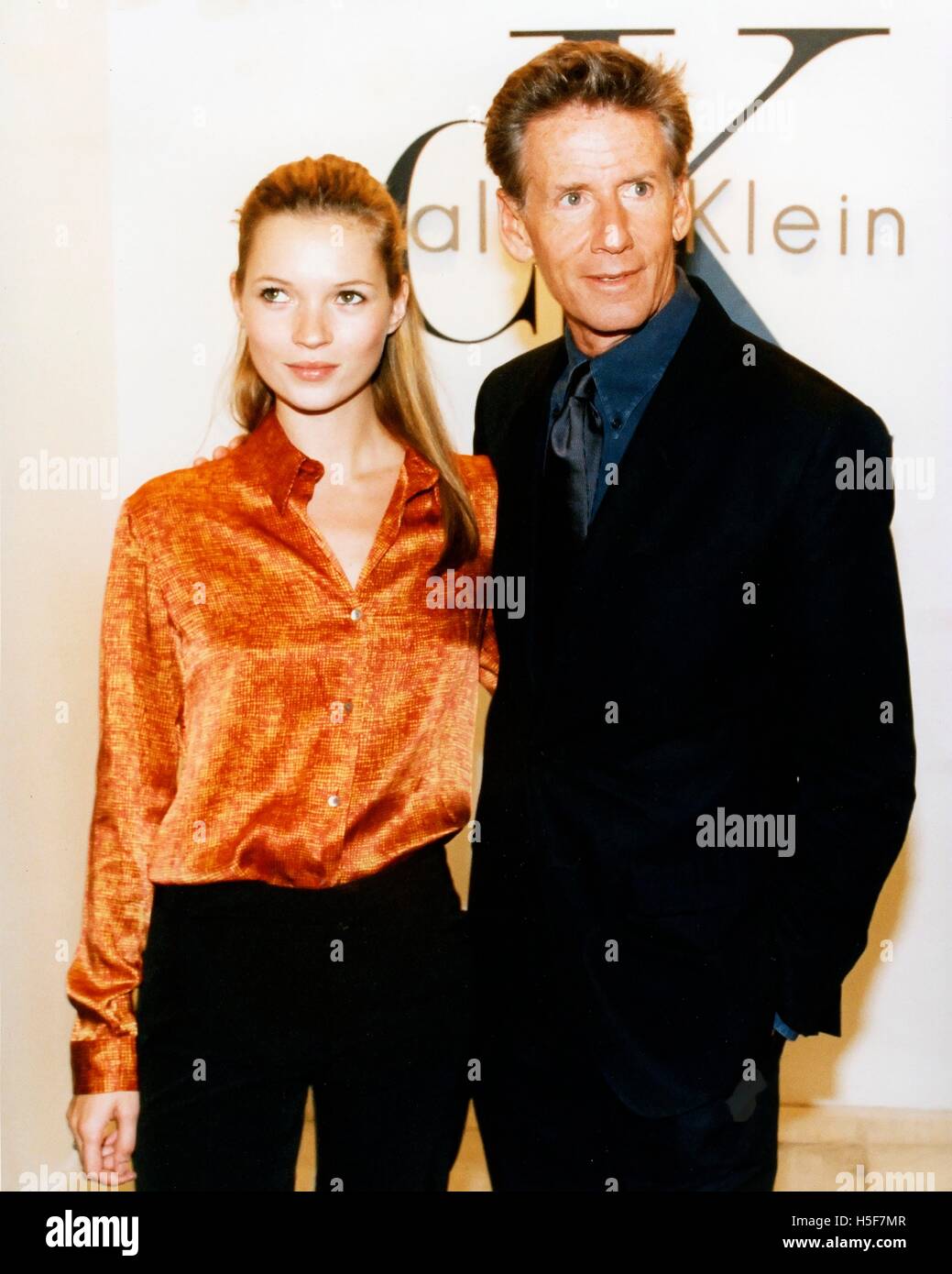 10. Oktober 1996 - speichern Hong Kong, Hong Kong - Model KATE MOSS und Designer CALVIN KLEIN bei Kleins China Flaggschiff CK, Eröffnung in Hong Kong. Katherine Moss (geboren 16. Januar 1974) ist ein britisches Supermodel, das einst das Gesicht von Calvin Klein. Sie wurde in Addiscombe, London Borough of Croydon, England geboren. Moos wurde im Alter von 14 von Sarah Doukas (der Gründer von Storm Model Agency) im Jahr 1988 am JFK Airport in New York City entdeckt. Moss fuhr dann fort, um die Anti-Supermodel der 1990er-Jahre zu werden. Trotz dieser scheinbare Nachteil Moss bezaubert die Mode-Industrie und hat ging/warb für eine solche Stockfoto