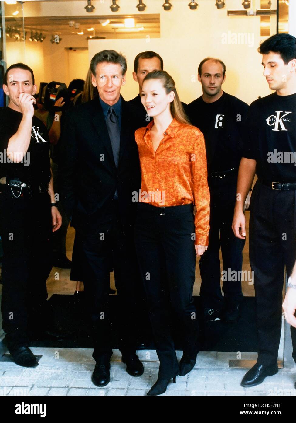10. Oktober 1996 - speichern Hong Kong, Hong Kong - Model KATE MOSS und  Designer CALVIN KLEIN bei Kleins China Flaggschiff CK, Eröffnung in Hong  Kong. Katherine Moss (geboren 16. Januar 1974)