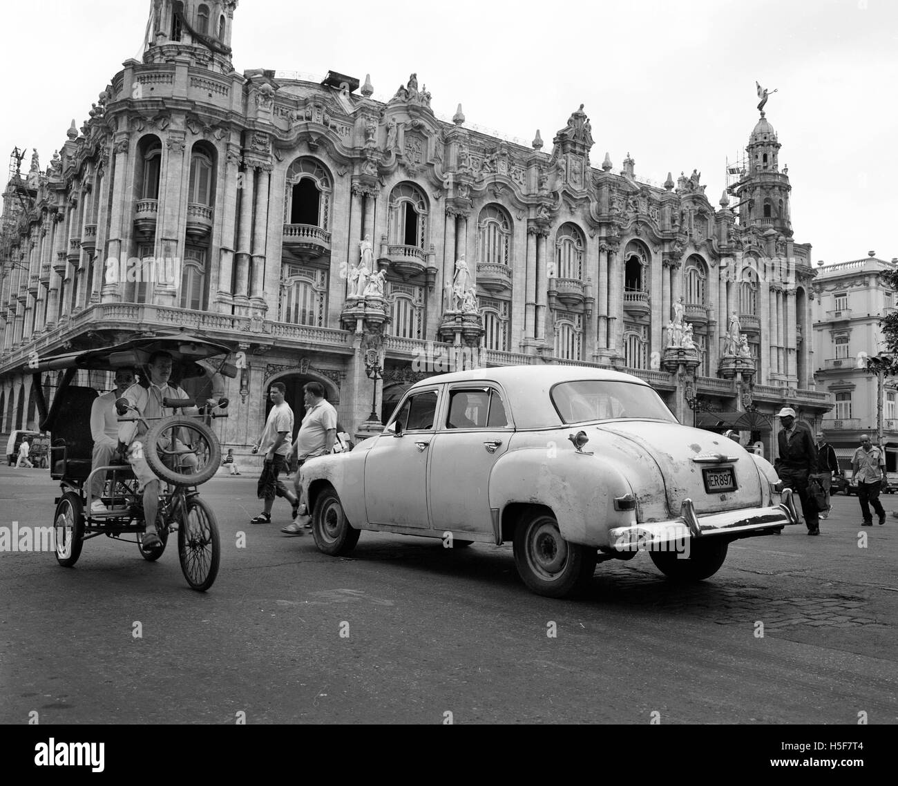 28. März 2006 - Havanna, Kuba - eines der vielen kubanischen locken, aka Yank Tanks oder vor 1960 American Classic Cars in den Straßen von Havanna. Einer von acht Autos in Kuba ist heute eine Pre-1960er Jahre amerikanische Marke Ford, Chevrolet, Cadillac, Chrysler, Packard und andere klassische Modelle. Die Republik Kuba befindet sich in der nördlichen Karibik. Der erste Europäer, Kuba zu besuchen war Entdecker Kolumbus im Jahre 1492. Jahrhunderte der Kolonialherrschaft und Revolutionen gefolgt. Kuba handelt derzeit mit fast jeder Nation in der Welt, wenn auch mit Einschränkungen durch das US-Embargo. Handel mit den USA beschränkt sich auf nur Barzahlung tra Stockfoto