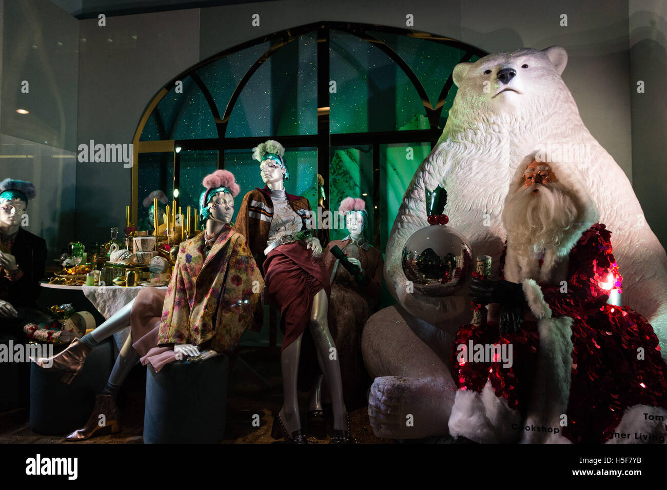London, UK. 20. Oktober 2016. Kaufhaus Selfridges ist der erste Einzelhändler in der Welt, seine Weihnachtsfenster mit einem Thema von Santa Claus feiern und Spaß haben in einer Vielzahl von Einstellungen zu enthüllen. Bildnachweis: Raymond Tang/Alamy Live-Nachrichten Stockfoto