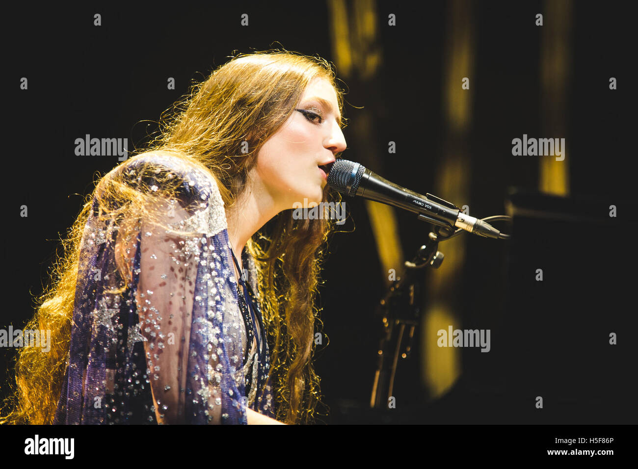 London, UK. 20. Oktober 2016. 20. Oktober 2016 - englische Musiker/Sänger/Songwriter, Jasmine Lucilla Elizabeth Jennifer van Den Bogaerde, besser bekannt unter ihrem Künstlernamen Birdy, führt an der Hammersmith Apollo, London, 2016 Kredit: Myles Wright/ZUMA Draht/Alamy Live News Stockfoto