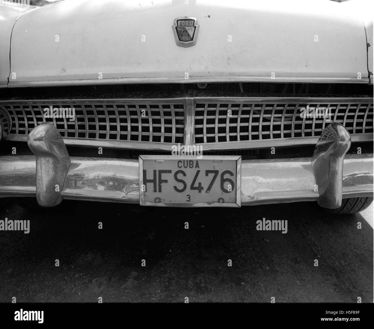 28. März 2006 - Havanna, Kuba - eines der vielen kubanischen locken, aka Yank Tanks oder vor 1960 American Classic Cars in den Straßen von Havanna. Einer von acht Autos in Kuba ist heute eine Pre-1960er Jahre amerikanische Marke Ford, Chevrolet, Cadillac, Chrysler, Packard und andere klassische Modelle. Die Republik Kuba befindet sich in der nördlichen Karibik. Der erste Europäer, Kuba zu besuchen war Entdecker Kolumbus im Jahre 1492. Jahrhunderte der Kolonialherrschaft und Revolutionen gefolgt. Kuba handelt derzeit mit fast jeder Nation in der Welt, wenn auch mit Einschränkungen durch das US-Embargo. Handel mit den USA beschränkt sich auf nur Barzahlung tra Stockfoto