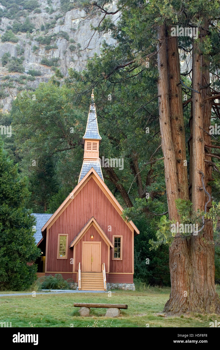 27. November 2005; Yosemite, CA, USA; Yosemite National Park ist fast 1.200 quadratische Meilen von malerischen wilden Länder beiseite 1890 von John Muir, die zentralen Sierra Nevada zu bewahren. Von 2.000 Fuß über dem Meeresspiegel bis hin zu mehr als 13.000 Fuß, hat der Park alpinen Wildnis, 3 Mammutbäume und Yosemite Valley. "Das unvergleichliche Tal" genannt, ist Yosemite ein Gletscher geformten Canyon. Springende Wasserfälle, inspirierte abgerundete Kuppeln, massiven Monolithen und hoch aufragenden Klippen Dichter, Maler, Fotografen und Millionen von Besuchern. Offene Wiesen mit Wildblumen, Eiche Waldland, Nadelbaum f Stockfoto