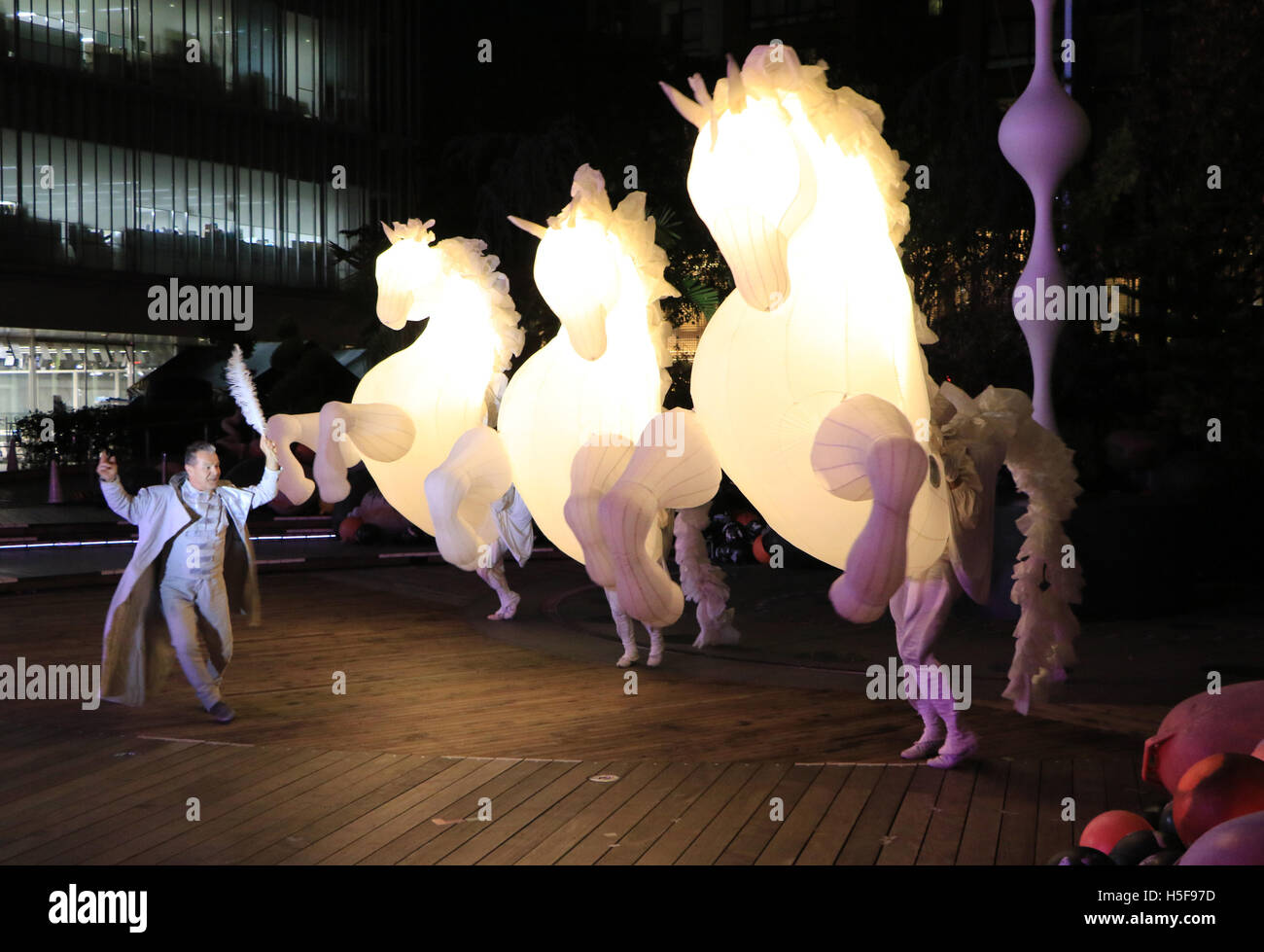 Tokio, Japan. 20. Oktober 2016. Mitglieder des französischen Performancegruppe Compagnie des Quidams Höchstleistungen "FierS ein Cheval" ein Presse-Preview der Roppongi Kunst Nacht 2016 in Tokio am Donnerstag, 20. Oktober 2016. Musiker, Künstler und Interpreten haben Leistung eine zweitägige Kunstereignis Oktober 21 und 22 Uhr. © Yoshio Tsunoda/AFLO/Alamy Live-Nachrichten Stockfoto