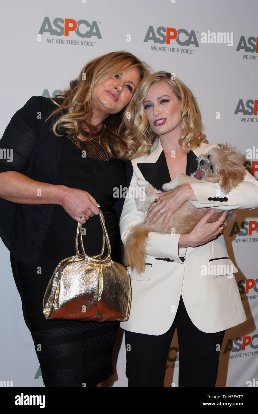 Bel Air, Ca. 20. Oktober 2016. Beth Behrs. Jennifer Coolidge, Marnie den Hund besucht ASPCAs Los Angeles nutzen am 20. Oktober 2016 in Bel Air, California. (Credit: Parisa Afsahi/Media-Punch). / Alamy Live News Stockfoto