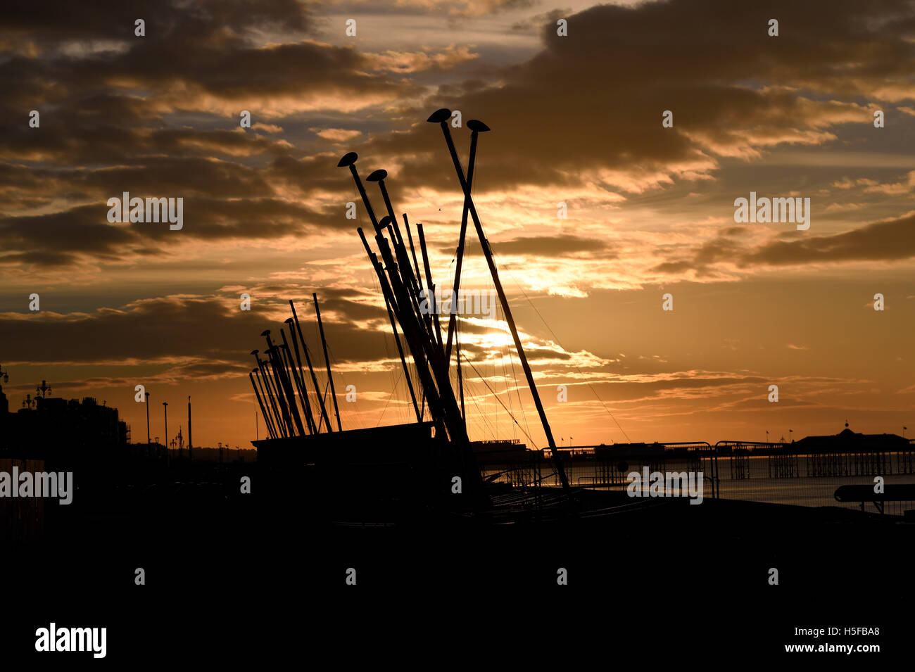 Brighton, Sussex, UK. 21. Oktober 2016. Die Sonne geht über Brighton Strand früh am Morgen, als der Wetterbericht wieder sonniges Wetter im Süden von der UK-Credit: Simon Dack/Alamy Live News Stockfoto