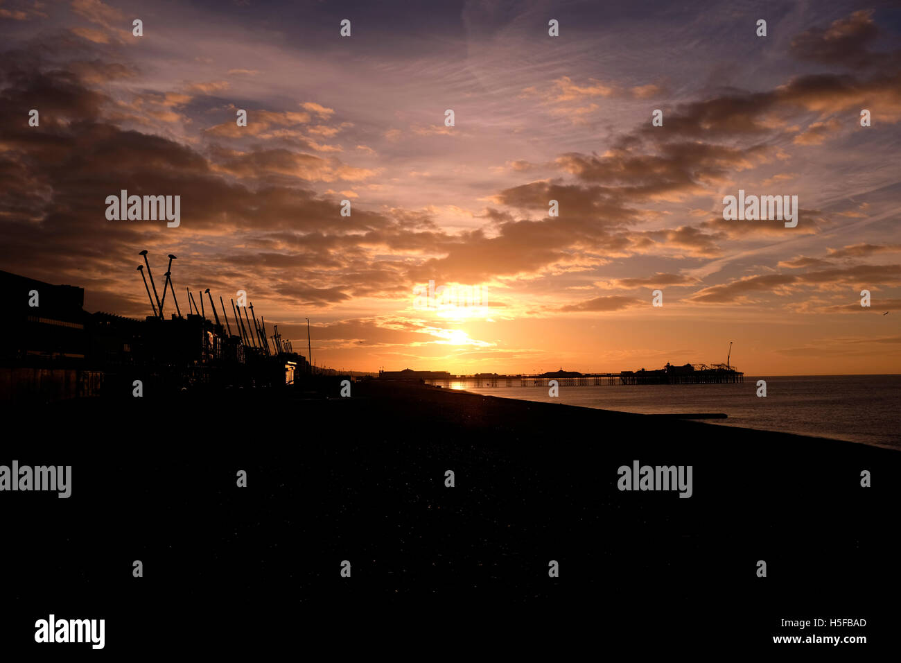 Brighton, Sussex, UK. 21. Oktober 2016. Die Sonne geht über Brighton Strand früh am Morgen, als der Wetterbericht wieder sonniges Wetter im Süden von der UK-Credit: Simon Dack/Alamy Live News Stockfoto