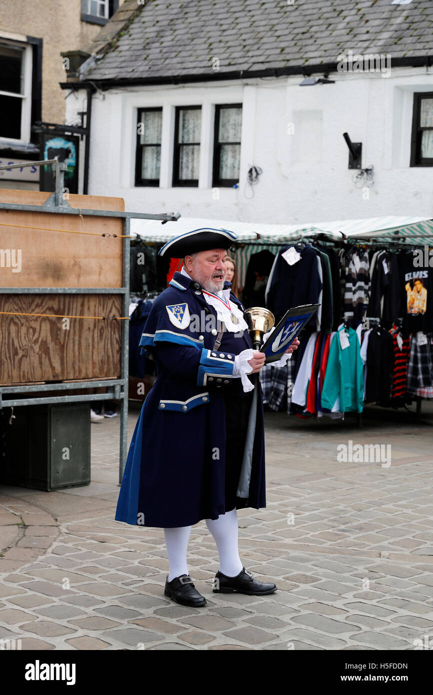 Otley Marktplatz, Leeds, England, UK. 21. Oktober 2016. Stadt Bellman Terry Ford kündigt einen McMillan Charity Fundraising in Stadt-Credit: Les Wagstaff/Alamy Live News Stockfoto