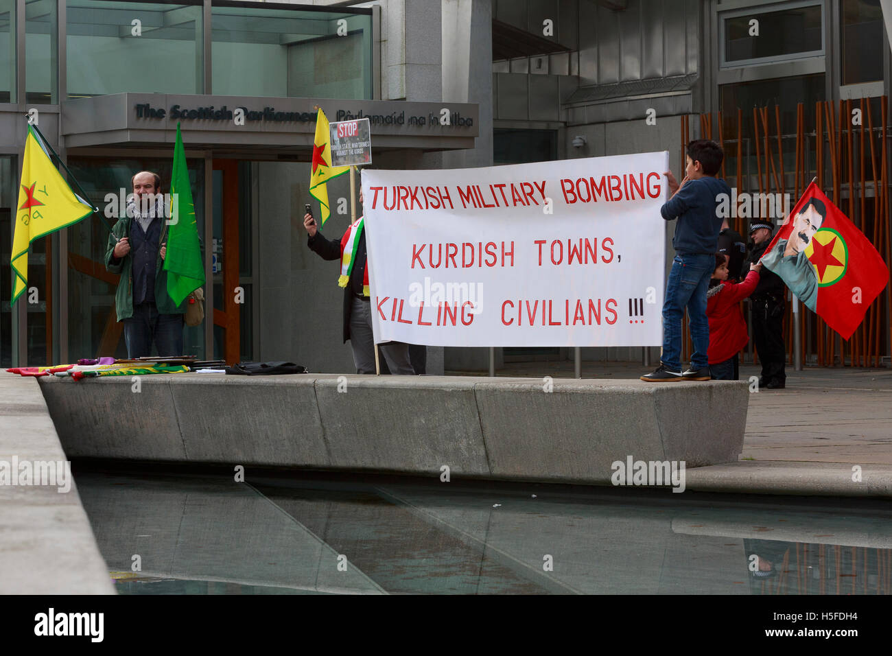 Edinburgh, UK. 21. Oktober 2016. Mitglieder der Öffentlichkeit sammeln außerhalb der schottisches Parlament in Edinburgh, Manifeste türkische Kampfflugzeuge Bombed Dörfer in Al Sahba Area. Pako Mera/Alamy Live-Nachrichten Stockfoto