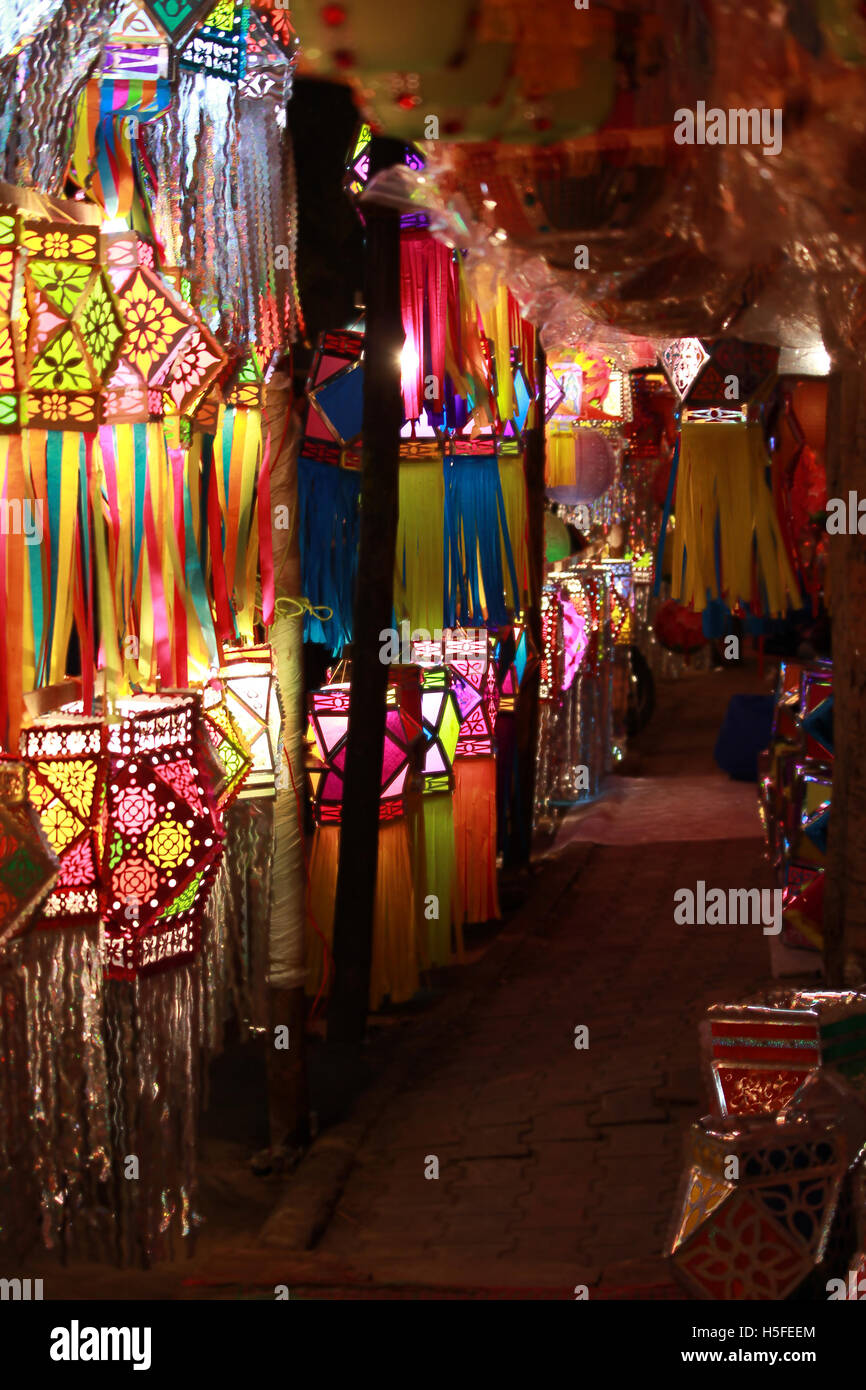 Ein Blick ins Innere ein Streetside-Laterne-Shop während Diwali-fest in Indien. Stockfoto