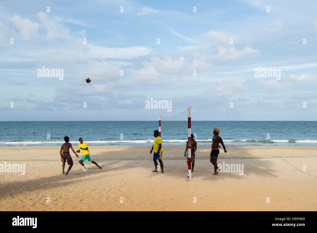 Volleyballspiel am Strand, Trincomalee, Sri Lanka Stockfoto