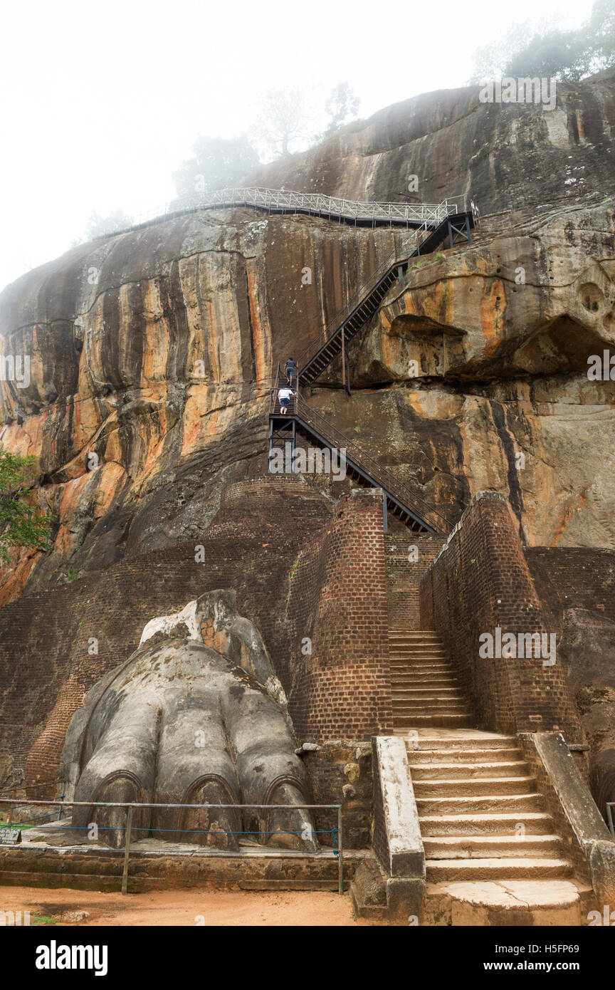 Lion es Pfoten Treppe hinauf Felsenfestung Sigiriya, Sigiriya, Sri Lanka Stockfoto