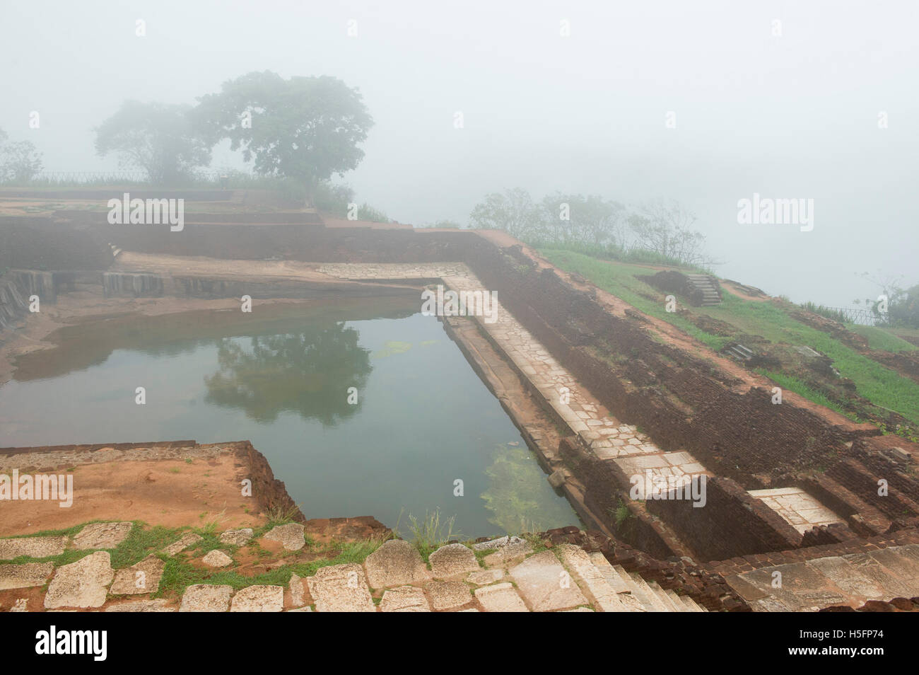 Überreste der Palastgebäude auf dem Gipfel des Felsenfestung Sigiriya, Sri Lanka Stockfoto