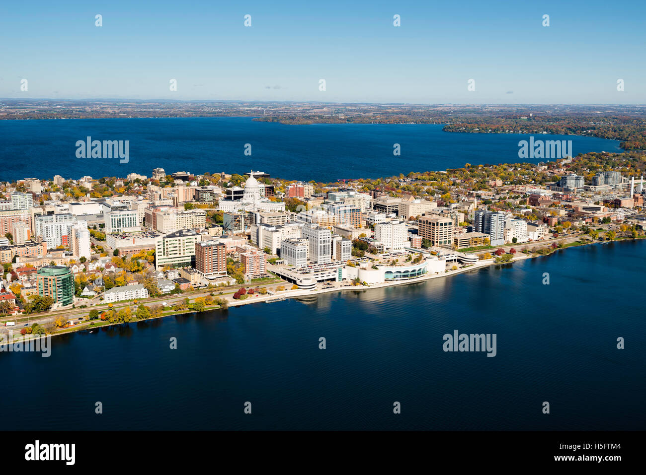 Eine Luftaufnahme von Madison, Wisconsin, das State Capitol und dem Isthmus, umgeben von Seen Mendota (oben) und Monona (siehe unten) Stockfoto