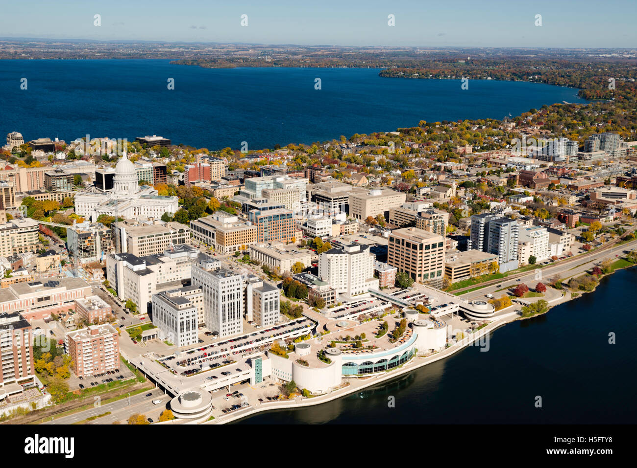 Eine Luftaufnahme von Madison, Wisconsin, das State Capitol und dem Isthmus, umgeben von Seen Mendota (oben) und Monona (siehe unten) Stockfoto