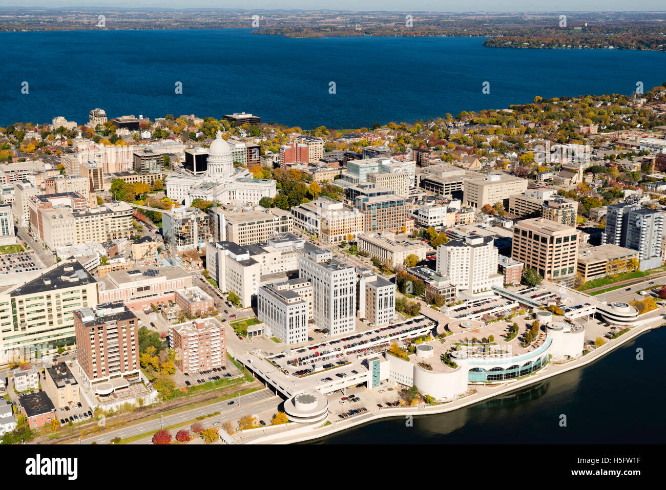 Eine Luftaufnahme von Madison, Wisconsin, das State Capitol und dem Isthmus, umgeben von Seen Mendota (oben) und Monona (siehe unten) Stockfoto