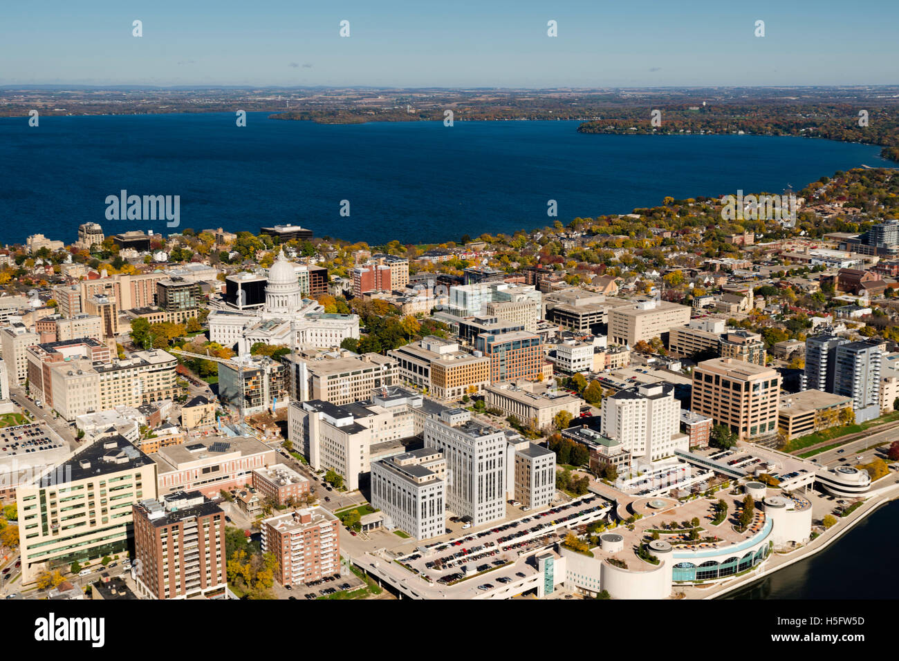 Eine Luftaufnahme von Madison, Wisconsin, das State Capitol und dem Isthmus, umgeben von Seen Mendota (oben) und Monona (siehe unten) Stockfoto