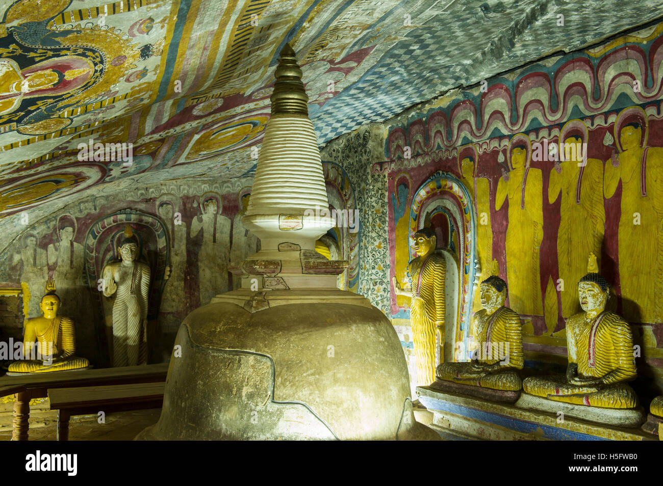 Alte Wandmalereien und Statuen, Höhle 4, Western-Tempel, Paccima Viharaya, Dambulla Höhle Tempel, Dambulla, Sri Lanka Stockfoto