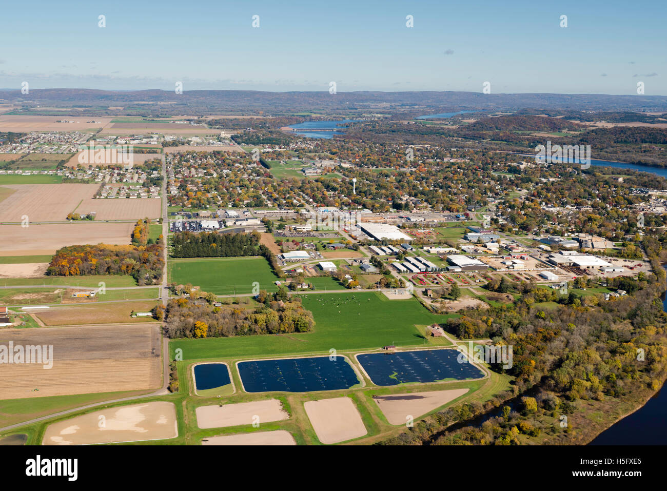 Luftaufnahme von Prairie du Sac und Sauk Stadt (Sauk Prairie), Wisconsin, mit dem Wisconsin River schlängelt entlang auf der rechten Seite, Stockfoto