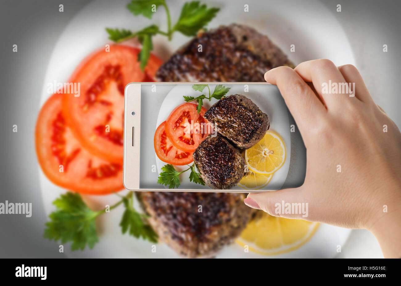 Hände mit dem Telefon Close-Up, Fotos Frau gekochte Fleisch mit einem smartphone Stockfoto
