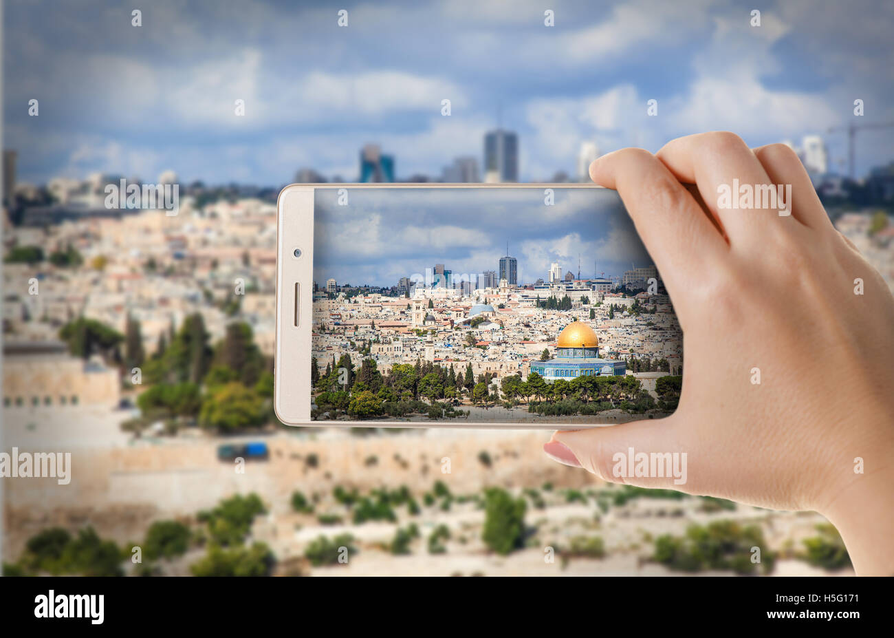 Hände mit der Telefon-Nahaufnahme. Frau fotografiert das Stadtbild auf einem smartphone Stockfoto