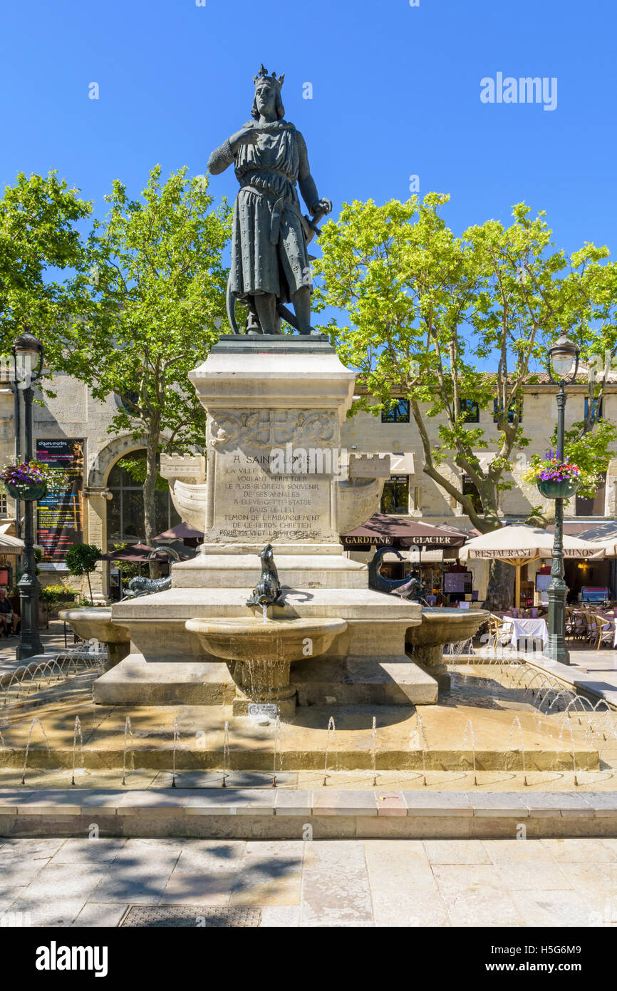 Statue von Saint Louis im Café gesäumten Place Saint-Louis, Nimes, Gard, Aigues Mortes, Frankreich Stockfoto