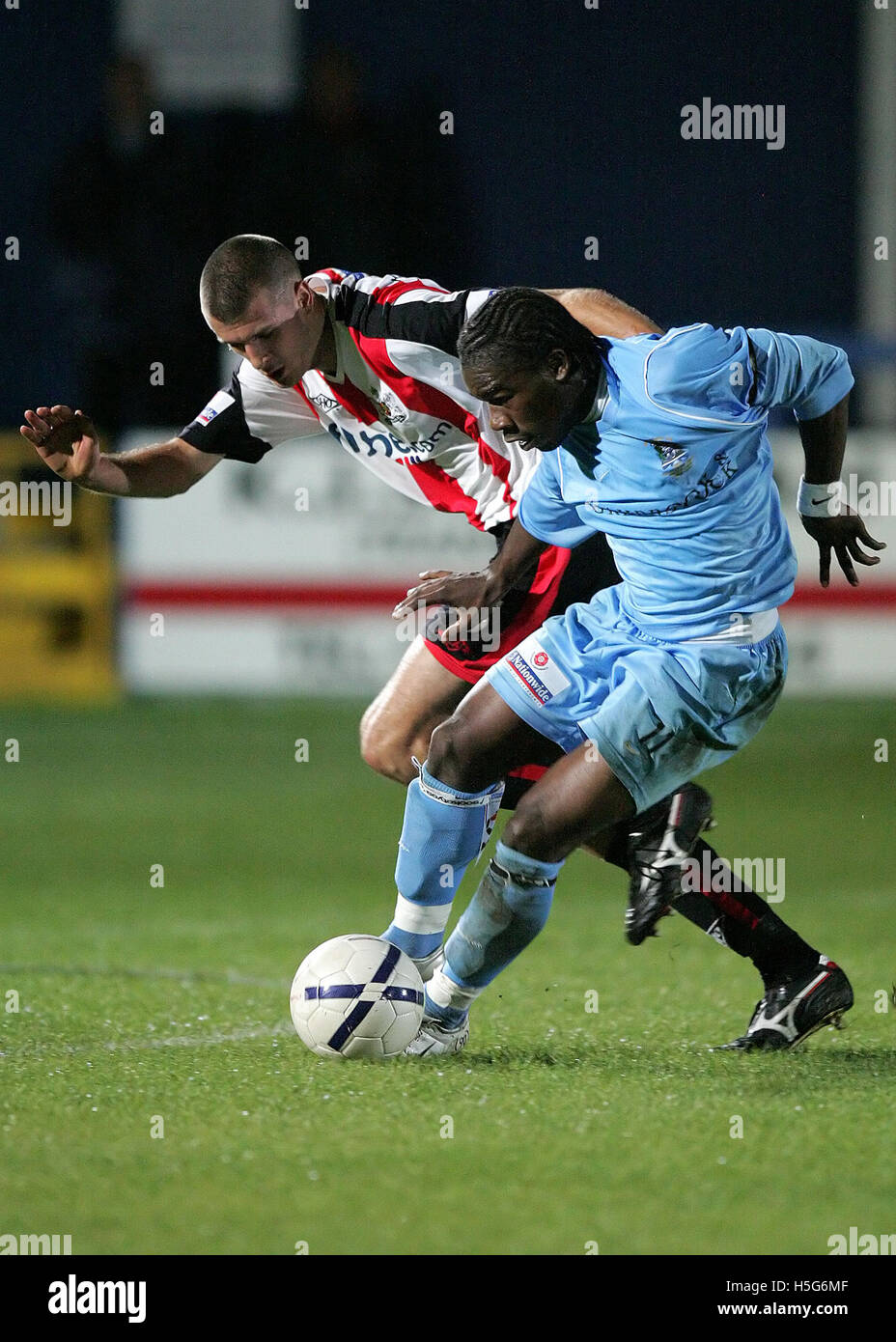 Aaron McLean hält ab Stadt Daniel Seaborne - Grays Athletic Vs Exeter City - landesweite Konferenz - 10.03.2006 Stockfoto