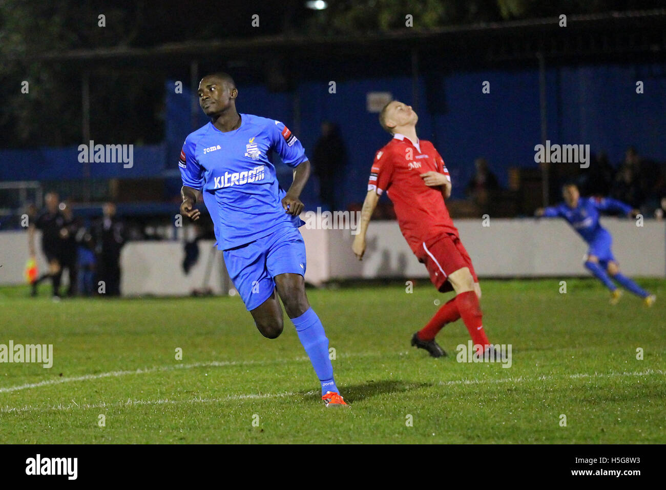 Chinedu McKenzie feiert erzielte das erste Tor für Redbridge - Redbridge Vs Aveley - Ryman League Division One North Fußball bei Oakside Stadion Barkingside - 14.10.14 Stockfoto