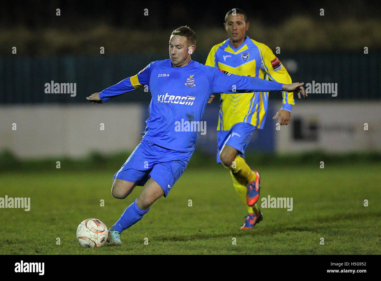 Markieren Sie Nougher in Aktion für Redbridge - Redbridge Vs Canvey Island - Essex FA Senior Cup Football Stadium Oakside, Barkingside - 16.12.14 Stockfoto