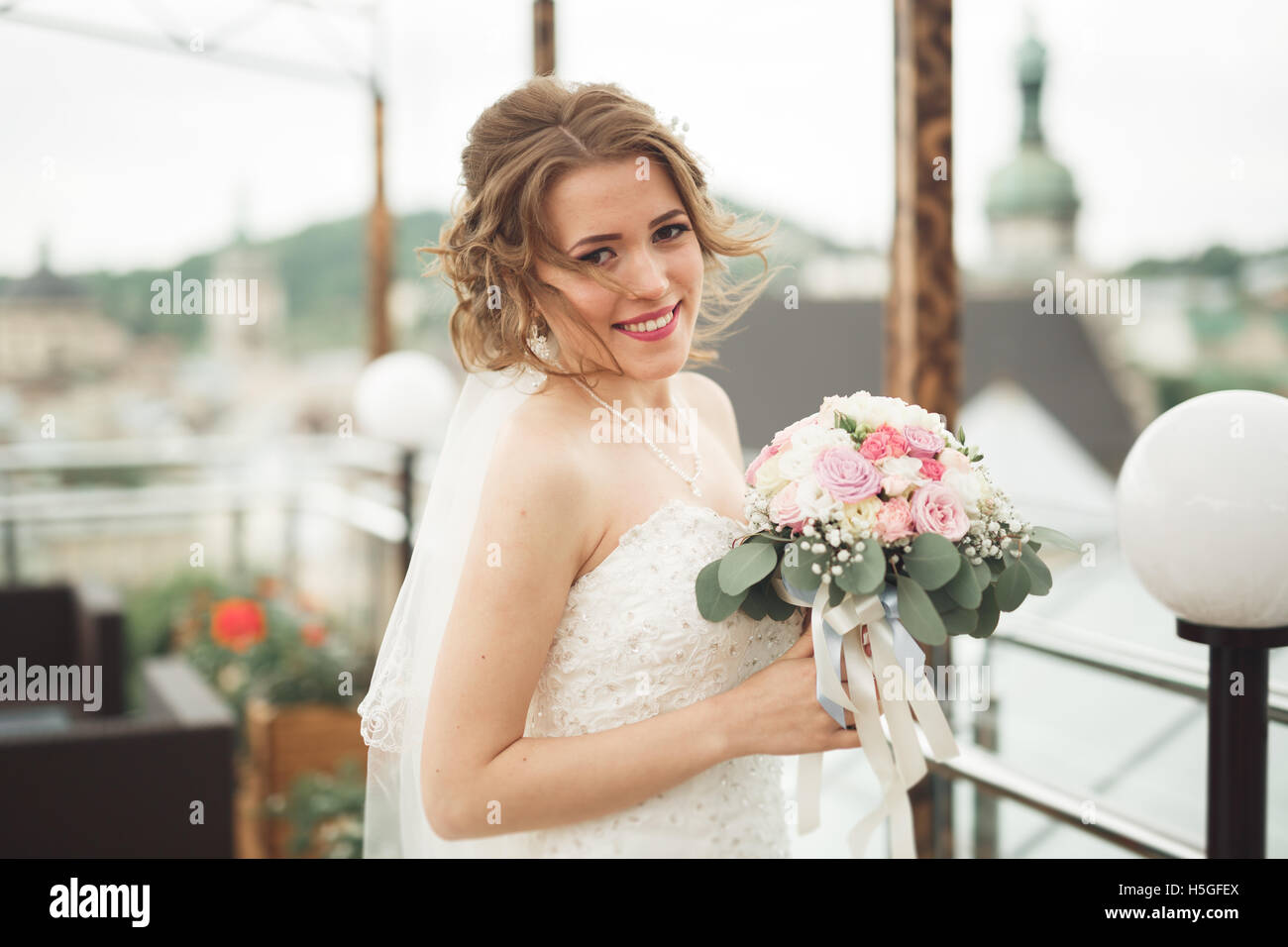 Braut hält große Hochzeit Bouquet auf Zeremonie mit perfekten Landschaft Stockfoto