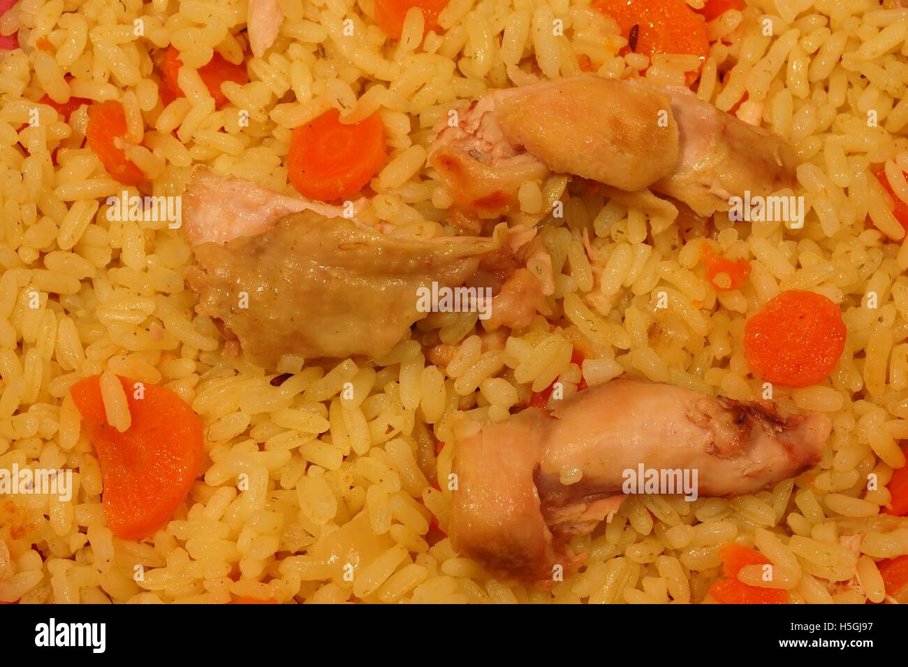 Reis mit einem Huhn und Gemüse auf dem Osten. Pilaw. Close-up Stockfoto
