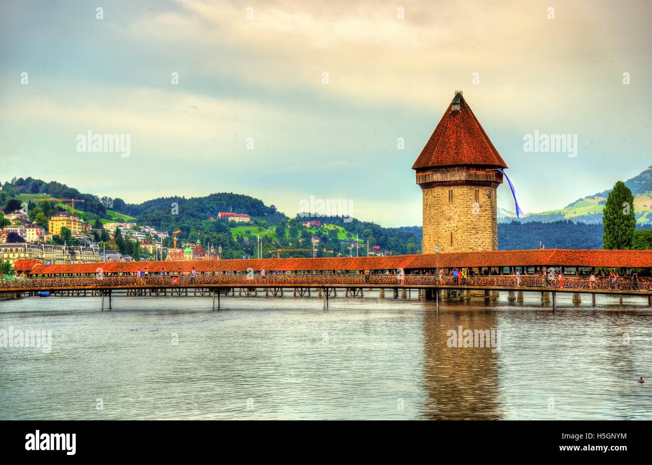 Kapellbrücke und Wasserturm in Luzern, Schweiz Stockfoto