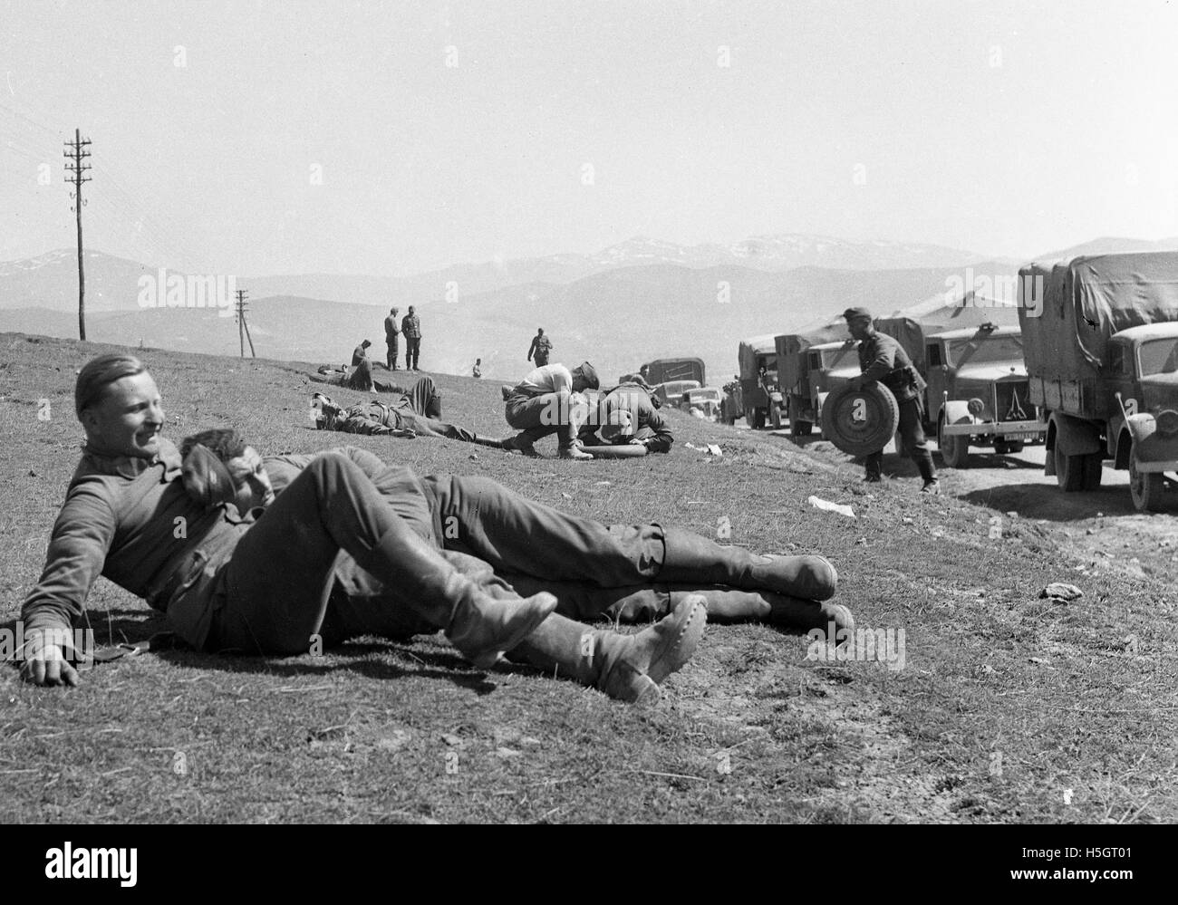 Deutsche Soldaten entspannen und Reparatur von Reifen Punktion in den Ardennen Frankreich im zweiten Weltkrieg Stockfoto
