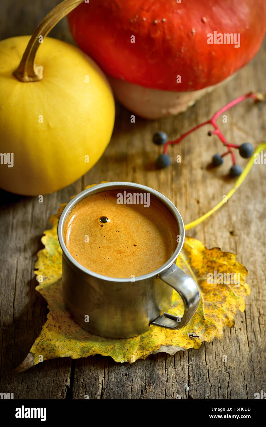 Herbst Tasse Kaffee und Kürbis auf hölzernen Hintergrund Stockfoto