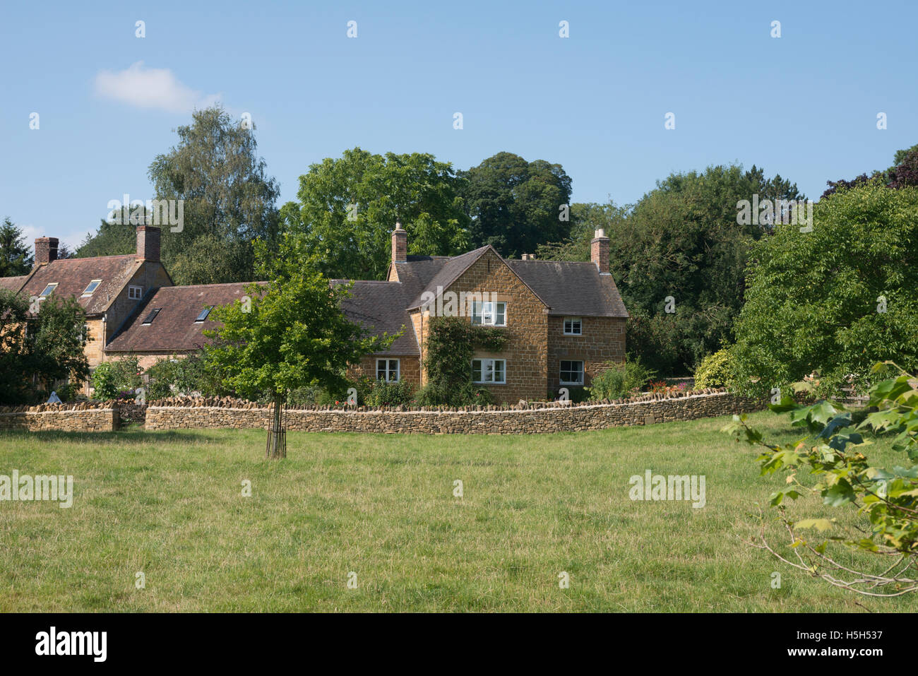 Wohneigentum und Wiese landen, Ilmington, Warwickshire, England, UK Stockfoto