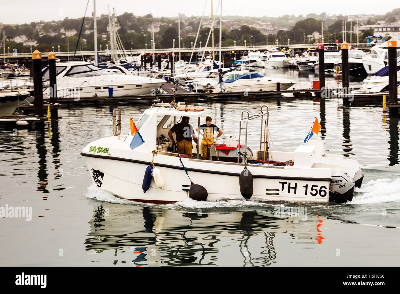 Ein kleines Boot verließ Torquay Harbour im September 2016. Es war kein sonniger Tag, aber der Regen hörte vor ein paar Stunden auf. Stockfoto