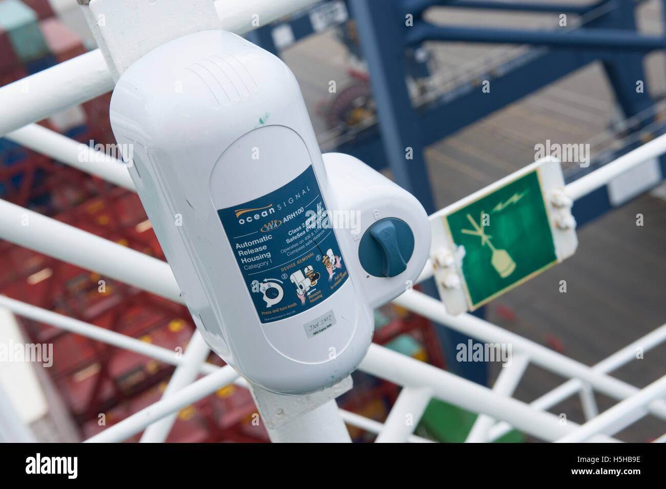 SOLAS Klasse 2 EPIRB in automatische Freigabe Gehäuse auf Schiffs-Brücke Stockfoto