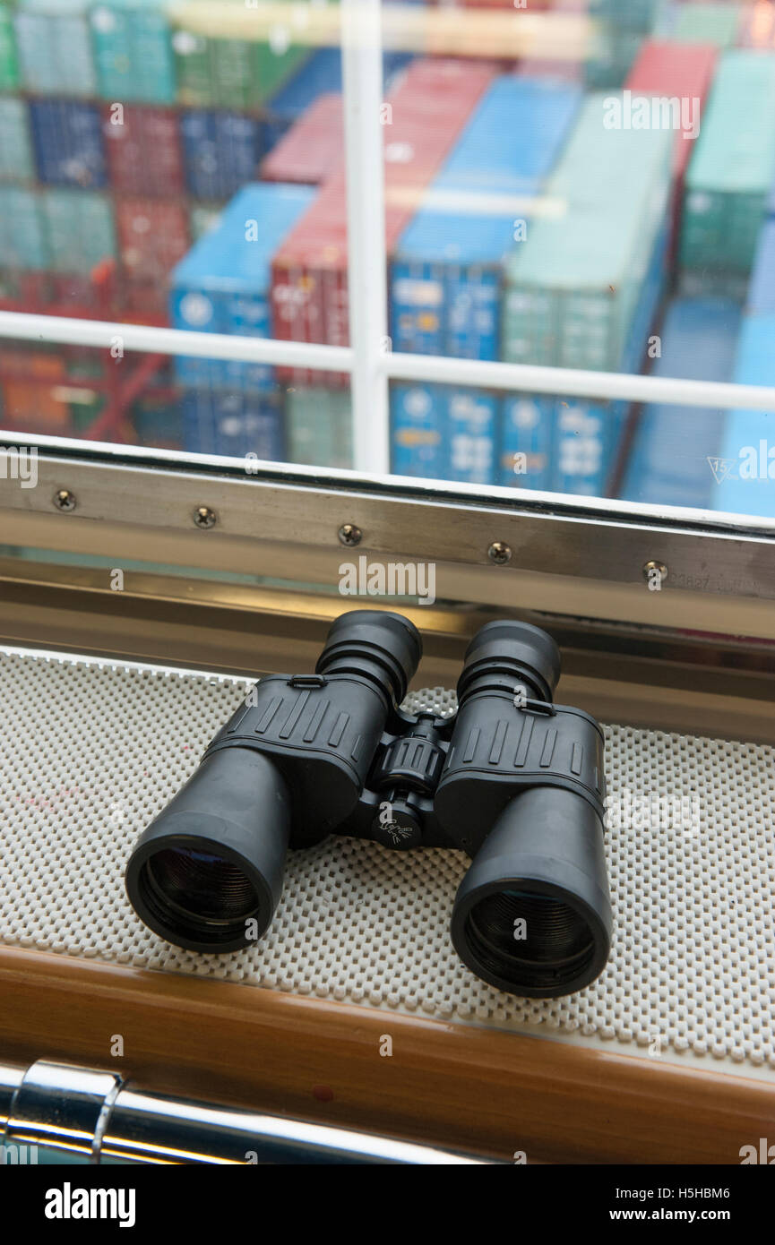 Fernglas auf ein Schiff-Brücke Stockfoto