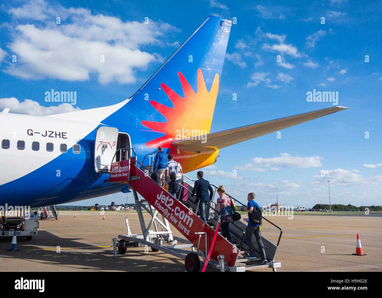 Fluggästen Jet2.com Flug am Flughafen Leeds/Bradford. England. UK Stockfoto