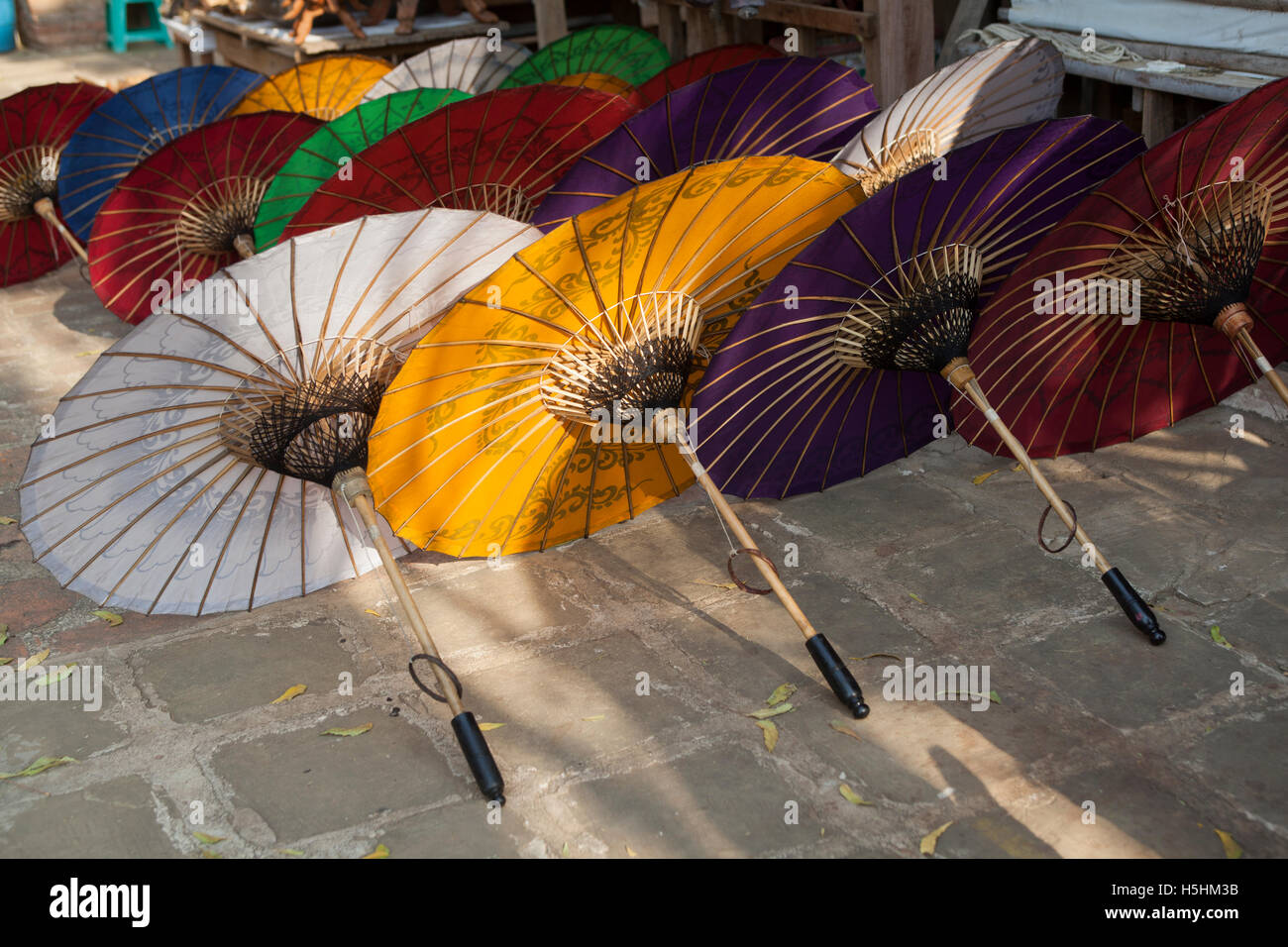 Sonnenschirme im Verkauf bei Bagan Myanmar Stockfoto