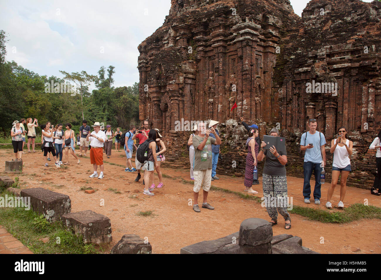 Gruppe von Touristen in die My Son Tempel vor Ort in Vietnam Stockfoto