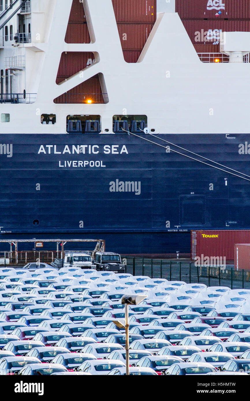 Autos, die am Dock verladen werden die neue Atlantic Container Line (ACL), Roll-on Roll-off, Schiff Atlantic Sea kommt in Seaforth, wo Hafenkrane in der Dämmerung das Be- und Entladen durchführen. Liverpool, Merseyside, Großbritannien Stockfoto