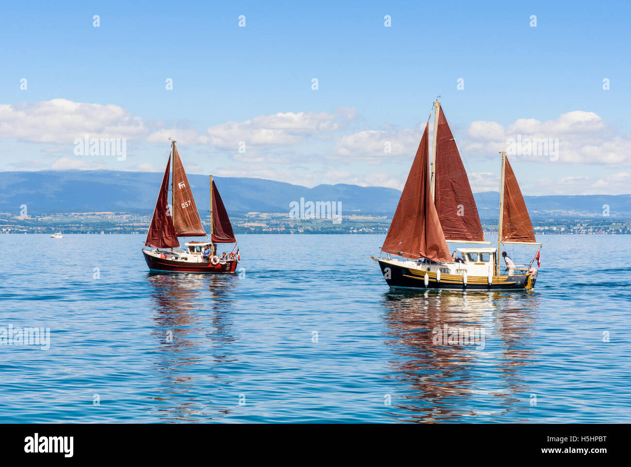 Zwei traditionelle Segelboote am Genfersee, Évian-Les-Bains, Frankreich Stockfoto